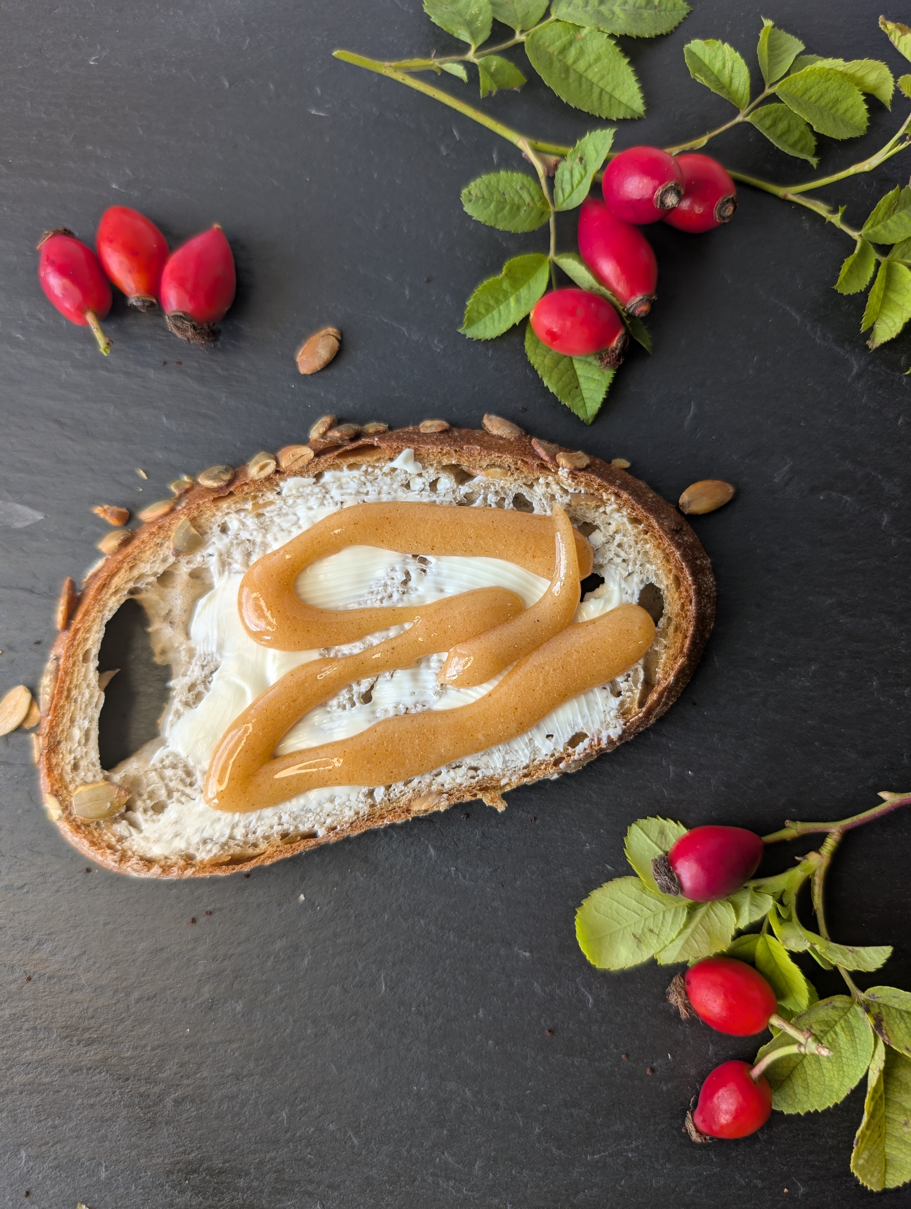 Hagebutte im Honig beesqueeze regionaler Imkerhonig Superfood im praktischen Quetschbeutel